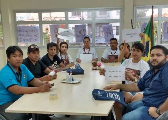 Estudantes e ind&iacute;genas invadem a Funai contra nomea&ccedil;&atilde;o de novo coordenador