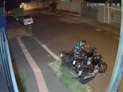 Câmeras flagram ladrão empurrando e fugindo com moto em academia