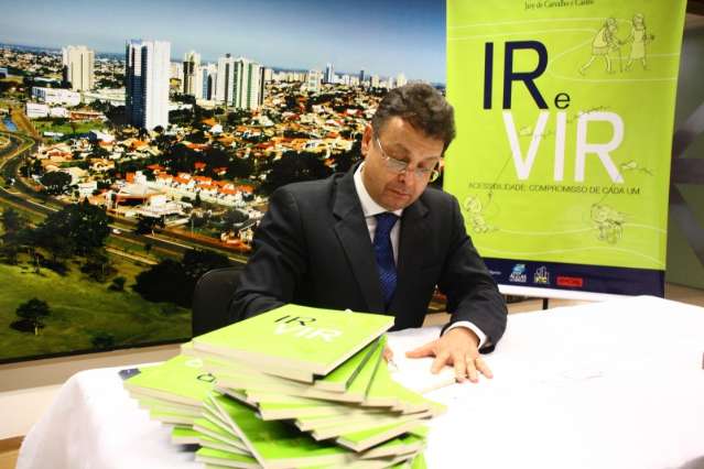 Na capital, presidente do CREA lan&ccedil;a livro sobre acessibilidade