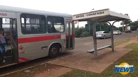 Ladr&otilde;es fazem arrast&atilde;o e roubam pelo menos dez pessoas em &ldquo;ponto do medo&rdquo;