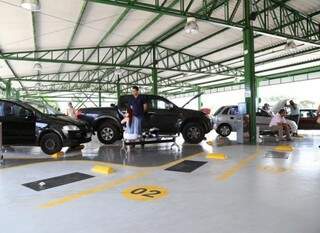 Motoristas aguardam servidores do Detran terminarem reunião com dirigentes para terem os automóveis vistoriados (Foto: Fernando Antunes)