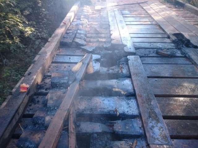 Ponte &eacute; interditada ap&oacute;s inc&ecirc;ndio e preju&iacute;zo pode chegar a R$ 50 mil 