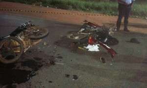 Colis&atilde;o entre motos deixa um morto e outro gravemente ferido na MS-164