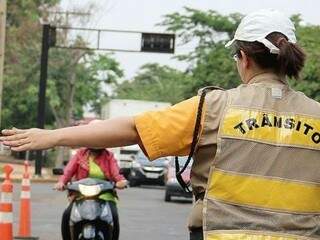 Agente de trânsito indicando para que motoristas desviem de interdição (Foto: Agetran/Divulgação)