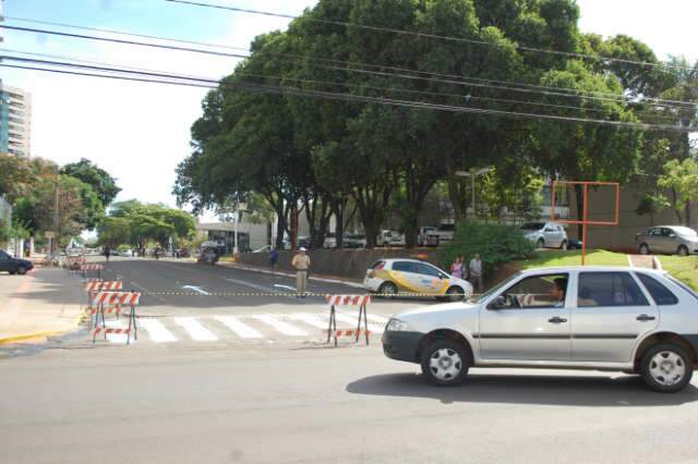  Mudan&ccedil;a para m&atilde;o &uacute;nica interdita rua Arthur Jorge ao lado da Prefeitura