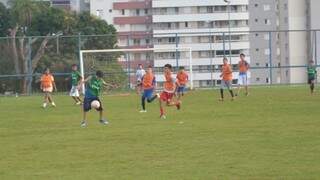 O projeto de escolinhas públicas de futebol foi lançado em abril deste ano e atualmente já conta com mil crianças de 10 a 14 anos, segundo a Prefeitura de Campo Grande (Foto: Divulgação)