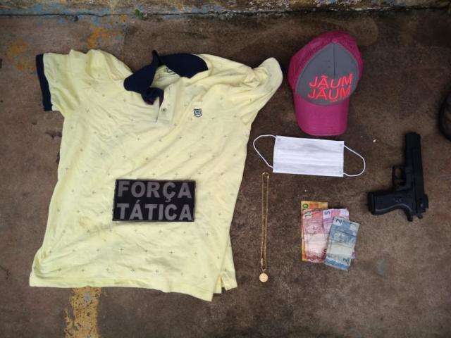 Homem rouba com&eacute;rcio com arma de brinquedo, mas &eacute; perseguido e preso