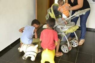 Crianças brincavam na delegacia enquanto aguardavam a chegada do Conselho Tutelar. (Foto: Simão Nogueira)