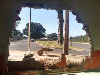 Carro destruiu muro de igreja na manhã deste domingo (Foto: Mirian Machado) 