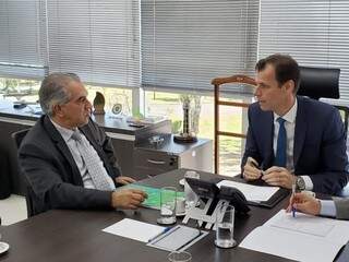 Governador Reinaldo Azambuja com o secretário Ronei Saggioro Glanzmann (Foto: Divulgação)