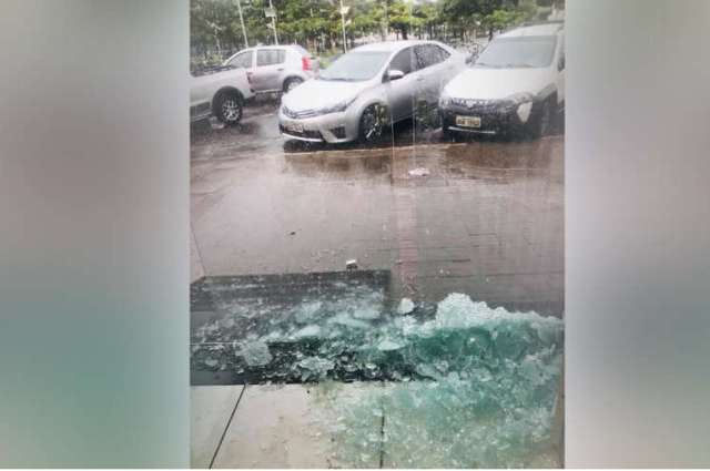 Durante temporal, loja &eacute; atingida por raio e tem porta de vidro destru&iacute;da 