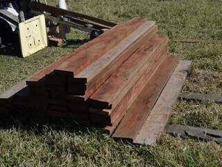 Parte da madeira ilegal usada em mangueiro construído pelo produtor (Foto: 