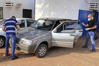 Policiais fizeram perícia para tentar identificar bandidos que utilizaram veículo para roubar. (Foto: Gerson Walber)