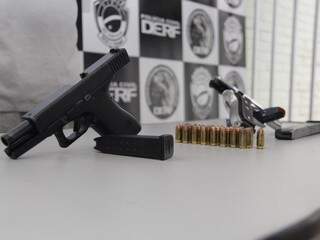 Duas pistolas de uso restrito estavam na casa do suspeito preso (Foto: Alan Nantes)