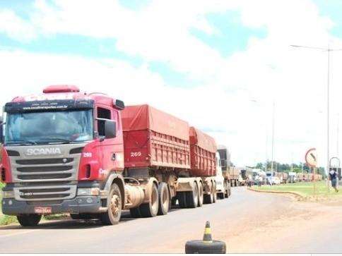 Caminhoneiros bloqueiam parcialmente MS-306 em protesto