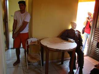 Matheus mostra como agrediu Leonídio no dia do crime, na cozinha da casa da vítima (Foto: Divulgação)