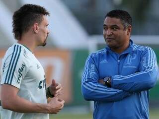 Moisés conversa com o técnico Roger Machado (Foto: Cesar Greco/Ag Palmeiras/Divulgação)