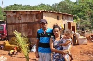 Morador Valdeci Pereira da Silva, ao lado da sua esposa e filho de 1 ano e 10 meses (Foto: Henrique Kawaminami)