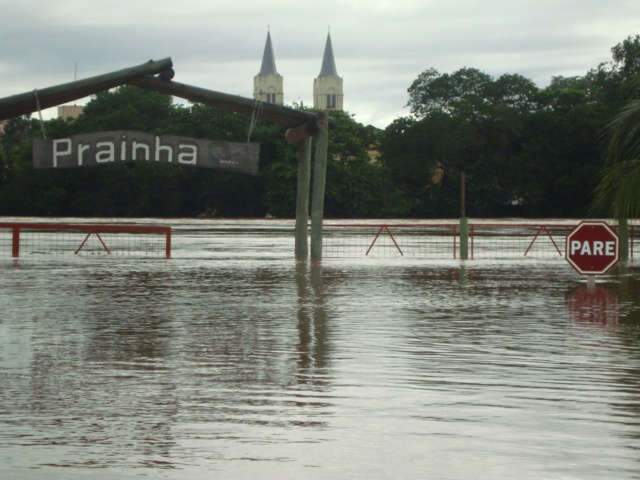 Preju&iacute;zos com a chuva centralizam discuss&otilde;es na Assembleia