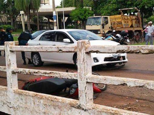 V&iacute;deo mostra momento em que carro bate e arremessa mulher em c&oacute;rrego
