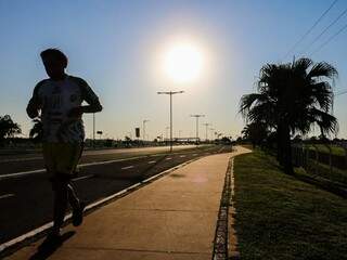 Na Capital, sol forte apareceu logo cedo, mas temperatura ainda era agradável para praticar exercícios (Foto: Marcos Maluf)