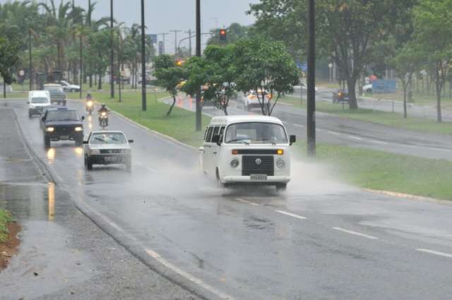 Temporal causa estragos, mas h&aacute; quem comemore o al&iacute;vio no calor&atilde;o