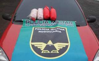 Cápsulas de cocaína estavam em embalagens escondidas no tanque de combustíveis do carro. (Foto: Divulgação)