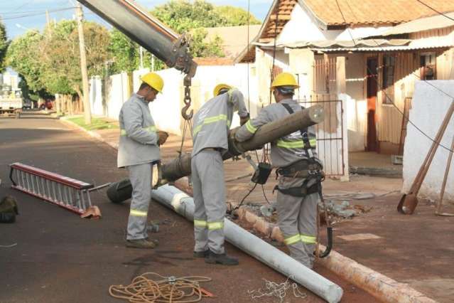 Com queda de poste em acidente, quadra da Dolor de Andrade amanhece sem luz