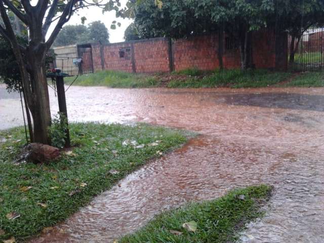 Bairro Santa Em&iacute;lia sofre com chuva e ruas ficam alagadas