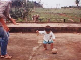 Vanderlúcio aprendeu a jogar bola assim que foi capaz de se equilibrar nos próprios pés (Foto: Arquivo pessoal)
