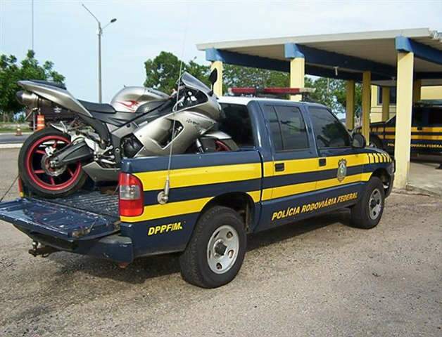  Dupla foge da Pol&iacute;cia com moto furtada avaliada em R$ 50 mil