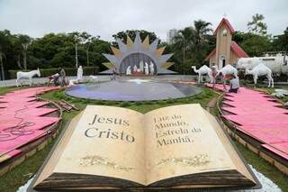 Réplica de uma bíblia na entrada lembra o verdadeiro significado do feriado (Foto: Marcos Ermínio)