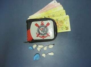 Polícia encontrou porções de cocaína, crack e dinheiro da venda de drogas. (Foto: Divulgação)