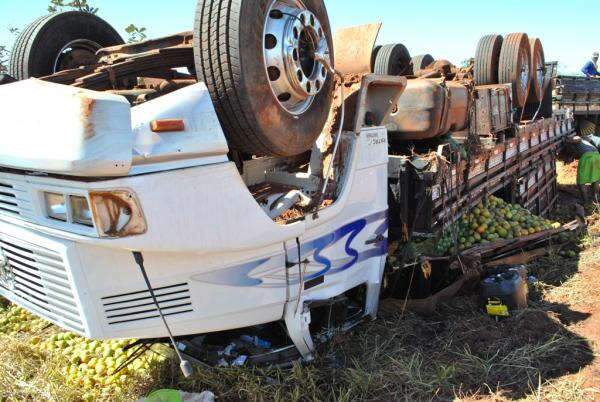  Ao desviar de tatu, caminh&atilde;o carregado tomba na MS-306 
