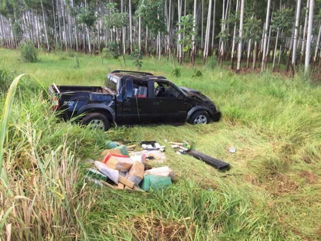 Condutor capota S10, foge e abandona ve&iacute;culo com 1 tonelada de maconha