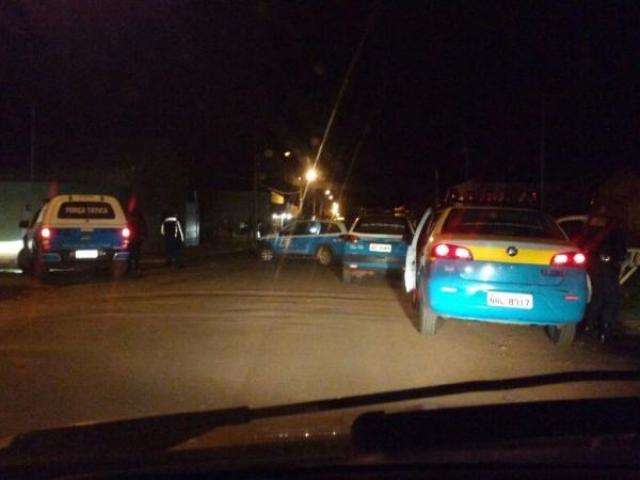 Trio invade casa e faz fam&iacute;lia ref&eacute;m; bandido morre em tiroteio com a PM