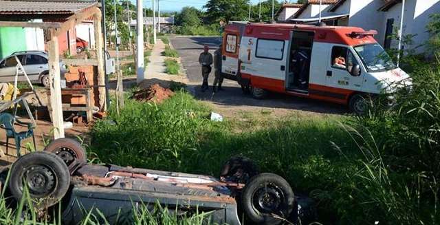 Mulher perde o controle da dire&ccedil;&atilde;o em curva, capota e vai parar em vegeta&ccedil;&atilde;o