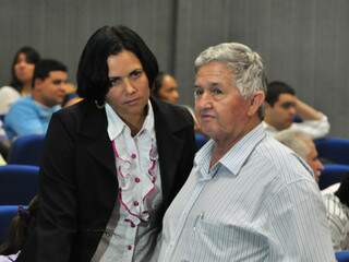 Mulher e pai de vereador morto prestigiam julgamento nesta sexta. (Foto: João Garrigó)
