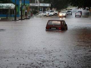Carro fica ilhado no meio da água, em Amambai. (Foto: A Gazeta News)