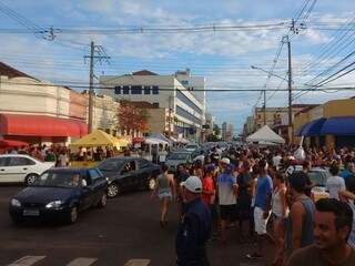 Rua 14 de Julho lotada de foliões e ambulantes durante o Carnaval.(Foto: Alan Nantes)