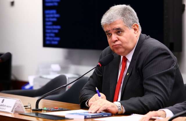 Alvo de protesto, Marun fica no DF e promete mais briga com sindicatos