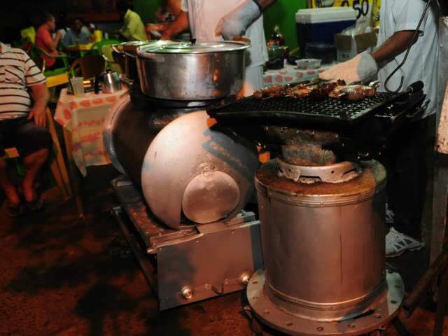 Caldo de Galinha Velha &eacute; prato principal em bar na Coophasul