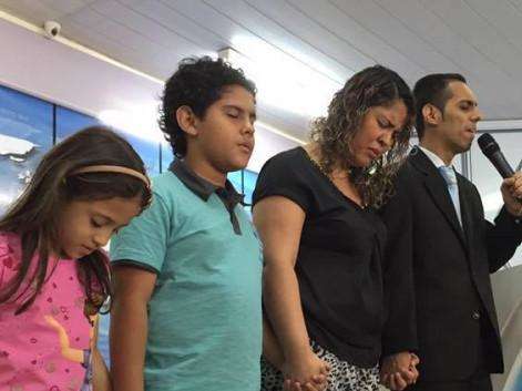 Fi&eacute;is est&atilde;o em choque com morte de pastor e filhos em acidente tr&aacute;gico