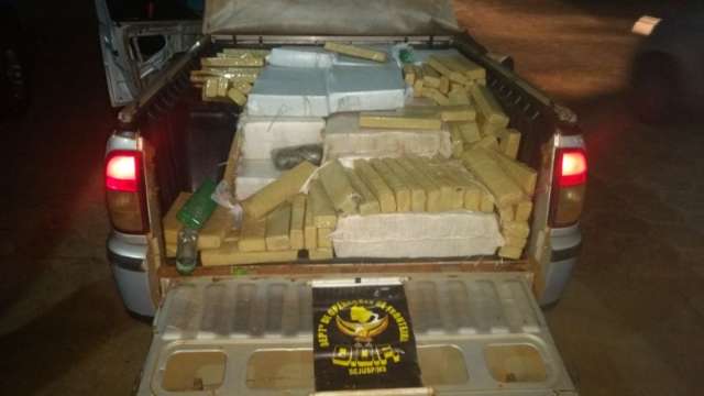 Dupla &eacute; presa transportando mais de meia tonelada de maconha em pick up