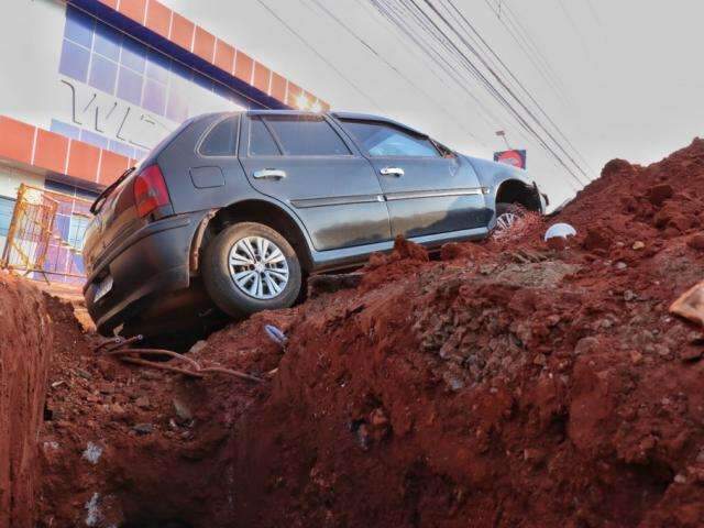 Com imagens, empresa contesta vers&atilde;o de motorista que caiu com carro em buraco