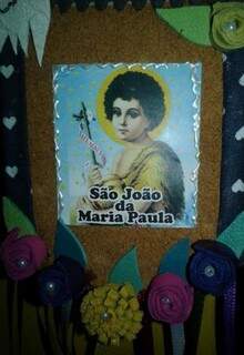 Na casa de dona Maria de Paula tem a imagem do santo que é devota (Foto: Arquivo pessoal)