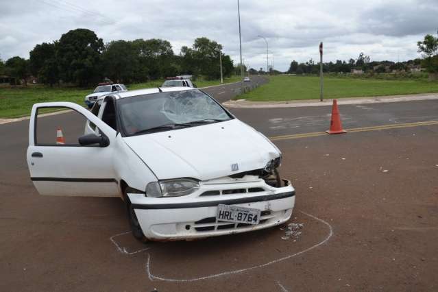 Ap&oacute;s acidente entre carro e moto, motorista diz que est&aacute; armado e foge 