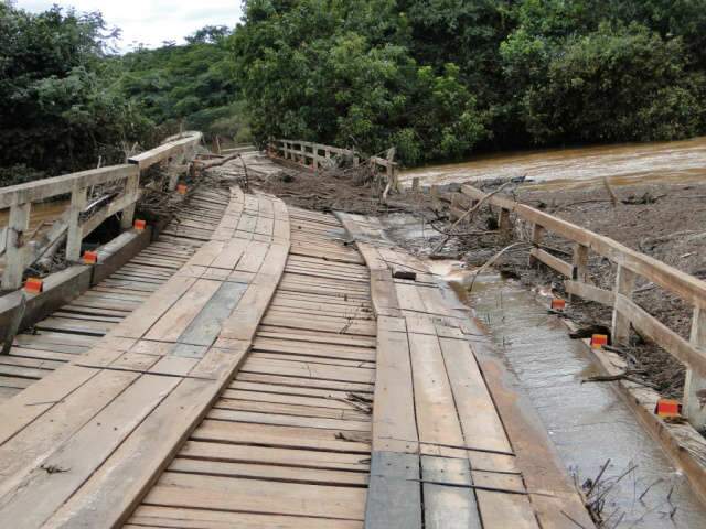  Munic&iacute;pios apontam preju&iacute;zos de R$ 97 milh&otilde;es com estradas e pontes