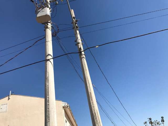 Morador &eacute; eletrocutado ao tentar religar &quot;gato&quot; em &aacute;rea invadida