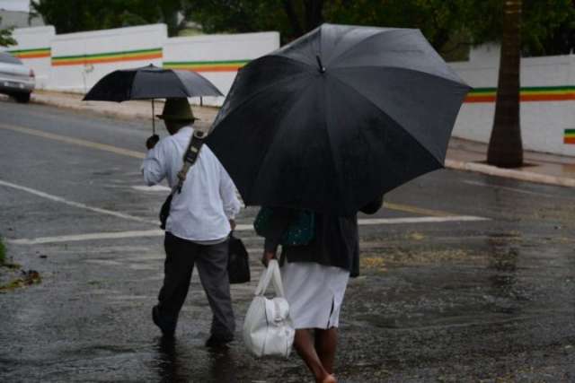Al&eacute;m dos estragos, chuva e vento derrubam 10&deg;C de temperatura nesta 3&ordf;